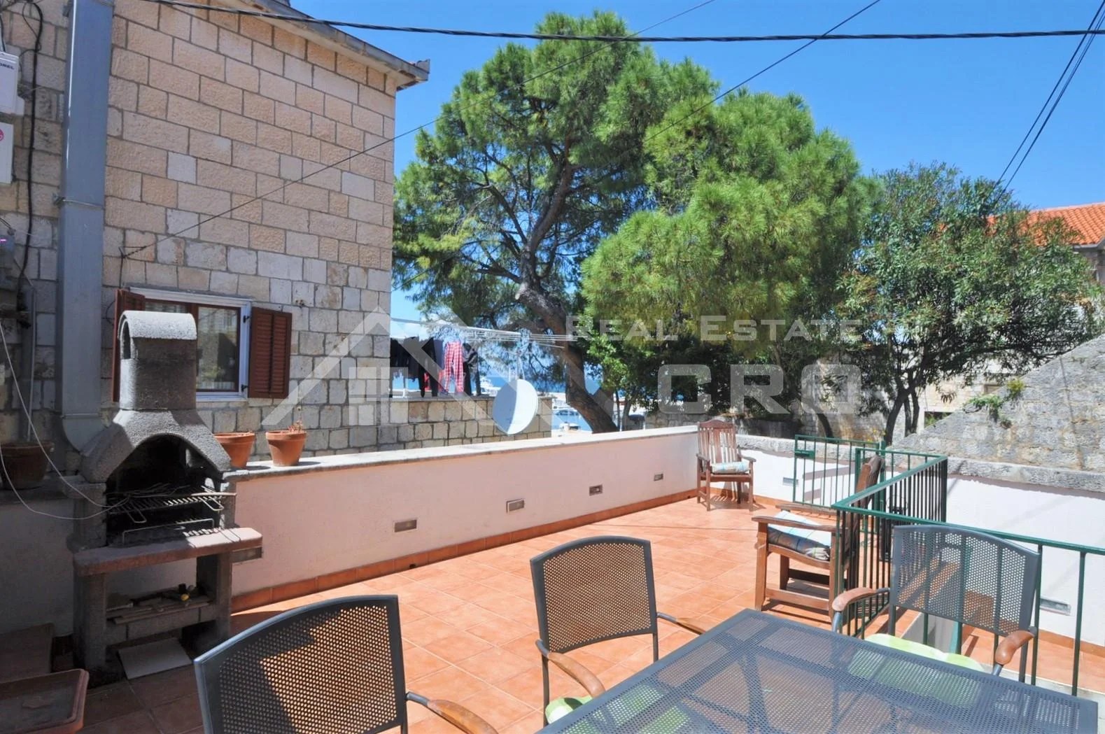 bracpropertiesstonehouseinanexcellentlocationneartheseaand